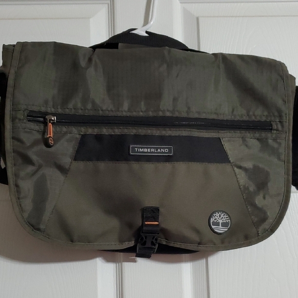 NWOT Timberland Route 4 17" Messenger Bag Olive Green - Picture 1 of 13